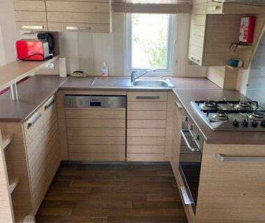 Cuisine équipée avec four et plaques gaz dans le mobil home du camping le Montourey