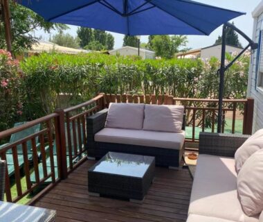 Terrasse en bois avec salon extérieur du Mobil Home au camping le Montourey