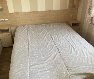 Chambre avec lit double et tables de chevet dans le Mobil Home du camping le Montourey