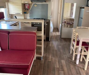 Intérieur avec salon et cuisine dans le mobil home du camping le Montourey