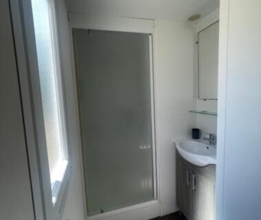 Salle d'eau avec douche et lavabo dans le Mobil Home de Marine