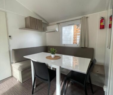 Coin repas avec table et banquette dans le Mobil Home de Marine