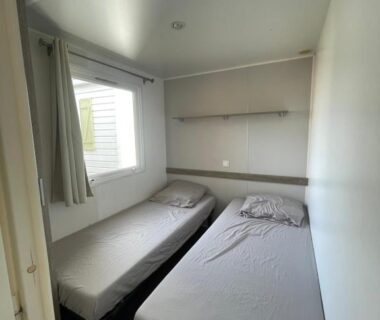 Chambre avec deux lits simples dans le Mobil Home de Marine