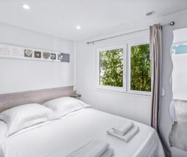 Chambre double avec lit et linge dans le Mobil-Home de Standing Del Carmen