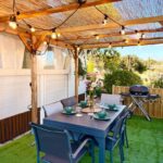 Terrasse couverte avec table à manger et barbecue du Mobil-Home de Standing Del Carmen