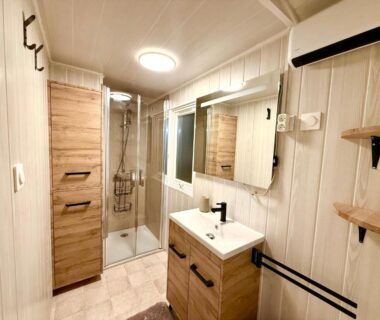 Salle de bain avec douche cabine meuble vasque et miroir dans le Mobil-Home Del Carmen
