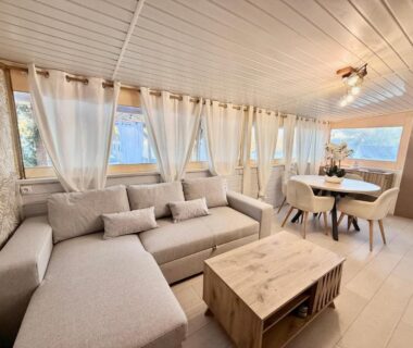 Salon et coin repas lumineux dans le Mobil-Home de Standing Del Carmen