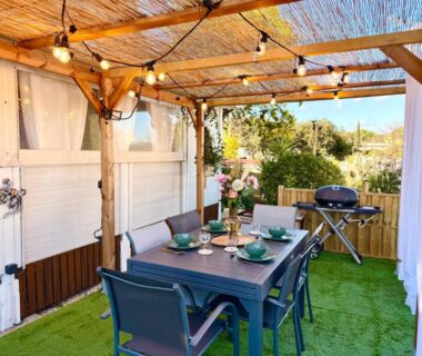 Terrasse couverte avec table à manger et barbecue du Mobil-Home de Standing Del Carmen
