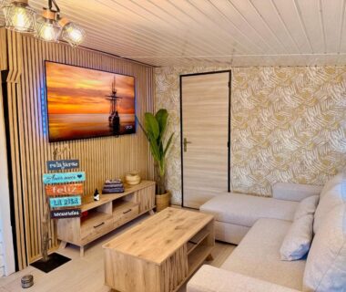 Salon intérieur avec canapé et télévision dans le Mobil-Home de Standing Del Carmen