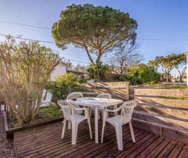 Terrasse en bois avec table et chaises du Mobil-Home de Standing Del Carmen