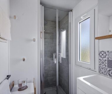 Salle de bain avec cabine de douche et lavabo du Mobil-Home de Standing Del Carmen