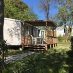 Terrasse ombragée devant mobil home du Mobil Home pour 6 personnes climatisé à quelques minutes des plages