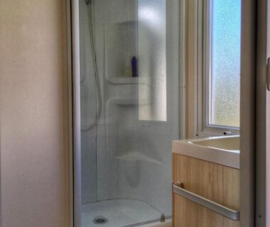 Salle d'eau avec douche et lavabo dans le Mobil Home pour 6 personnes climatisé à quelques minutes des plages
