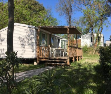 Terrasse ombragée devant mobil home du Mobil Home pour 6 personnes climatisé à quelques minutes des plages