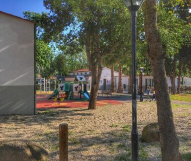 Aire de jeux ombragée et mobil-homes au Mobil Home pour 6 personnes climatisé à quelques minutes des plages