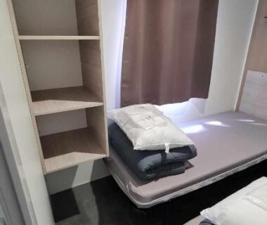 Chambre avec lits simples et rangement dans le Mobil Home récent Camping La Palmeraie