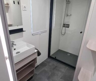 Salle de bain avec douche et lavabo dans le Mobil Home récent Camping La Palmeraie