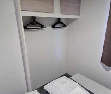 Chambre avec deux lits et serviettes dans le Mobil Home récent Camping La Palmeraie
