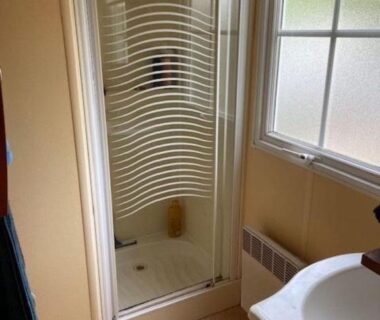 Salle de bain avec cabine de douche du Mobil Home sans vis a vis