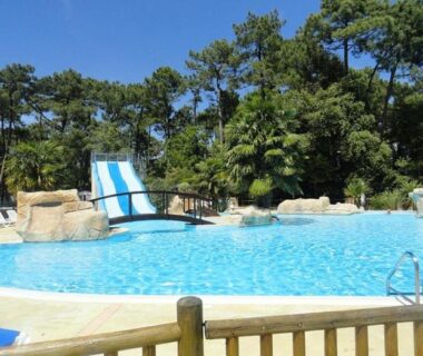Piscine extérieure avec toboggan et transats du Mobil Home sans vis a vis
