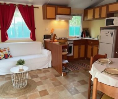 Intérieur avec salon et kitchenette du Mobil Home sans vis a vis