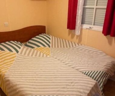 Intérieur chambre avec deux lits et volets dans le Mobil Home sans vis a vis