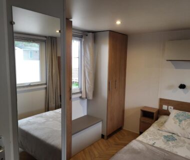 Chambre avec lits et placard miroir du Mobil Home spacieux Camping Mar Estang 4*