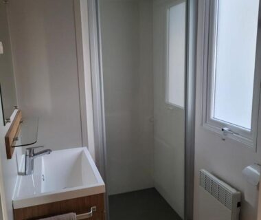 Salle de bains avec douche et lavabo dans le Mobil Home Camping Mar Estang 4*