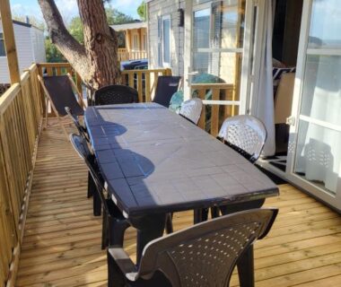 Terrasse en bois avec table et chaises du Mobil Home spacieux Camping Mar Estang 4*