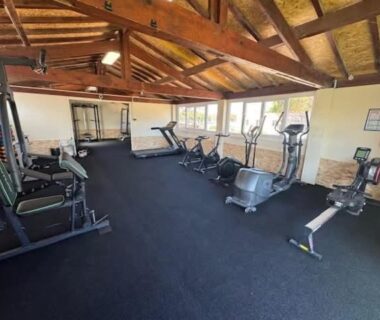 Salle de fitness avec tapis de course et vélos elliptiques au Camping Mar Estang 4*