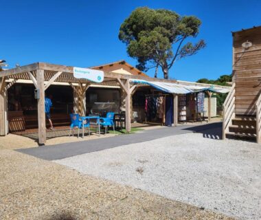 Terrasse ombragée avec tables et pergola au Mobil Home spacieux Camping Mar Estang 4*