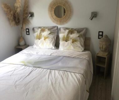 Chambre double avec lit et tables de chevet dans le Mobil Home superbe Vue Mer St Raphaël