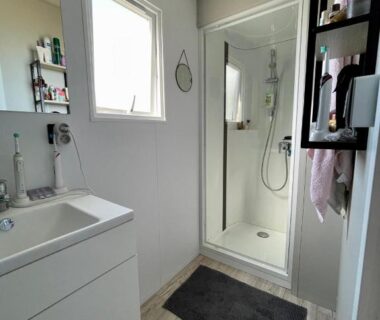 Salle de bains avec douche et lavabo du Mobil Home superbe Vue Mer St Raphaël