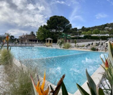 Piscine extérieure avec jets d'eau et végétation au Mobil Home superbe Vue Mer St Raphaël