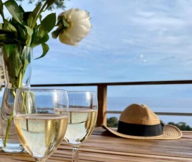 Terrasse avec bouquet deux verres et chapeau face à la mer du Mobil Home superbe Vue Mer St Raphaël