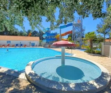 Piscine extérieure avec pataugeoire et toboggan dans le Mobil Home sur camping avec piscine