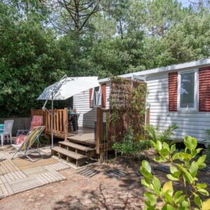 Terrasse en bois avec mobilier de jardin dans le Mobil Home sur camping avec piscine