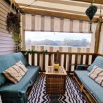 Terrasse couverte avec canapés, table et vue sur l'extérieur du Mobil Home tout confort