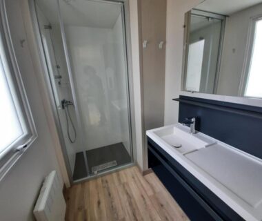 Salle de bain avec douche et vasque du Mobil Home tout confort