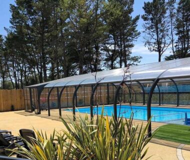 Piscine couverte et transats au Mobil Home tout confort