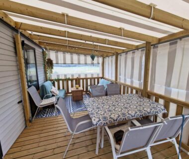 Terrasse couverte avec coin repas et salon détente du Mobil Home tout confort