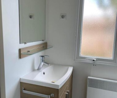 Salle d'eau avec lavabo miroir et fenêtre dans le Mobil Home tout confort 6 personnes avec wifi