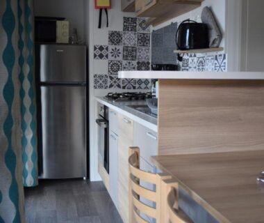 Kitchenette équipée dans le Mobil Home tout confort 6 personnes avec wifi