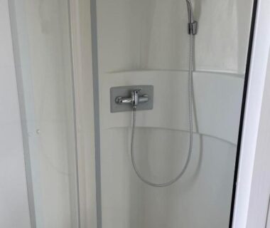 Cabine de douche dans le Mobil Home tout confort 6 personnes avec wifi
