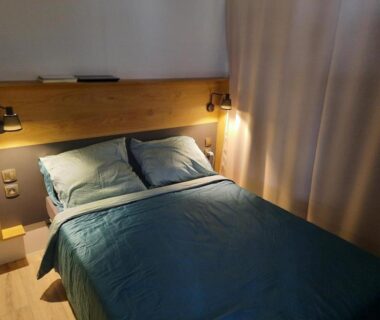 Chambre avec lit double et lampes dans le Mobil Home tout confort