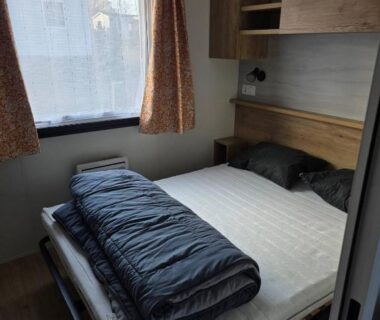 Chambre avec lit double et fenêtre dans le Mobil Home tout confort 8 personnes