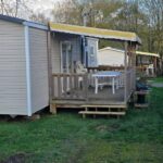 Terrasse en bois avec table et chaises dans le camping du Mobil Home tout confort 8 personnes