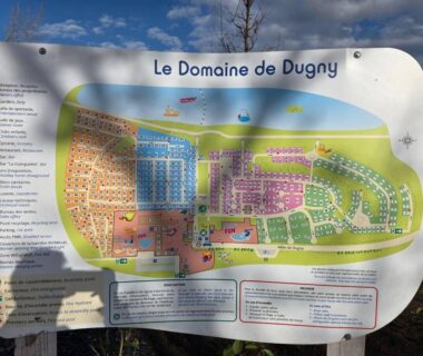 Panneau du Domaine de Dugny montrant le plan du camping au Mobil Home tout confort 8 personnes