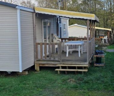 Terrasse en bois avec table et chaises dans le camping du Mobil Home tout confort 8 personnes