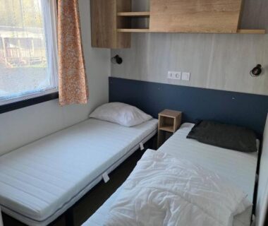 Chambre avec deux lits simples et fenêtre dans le Mobil Home tout confort 8 personnes